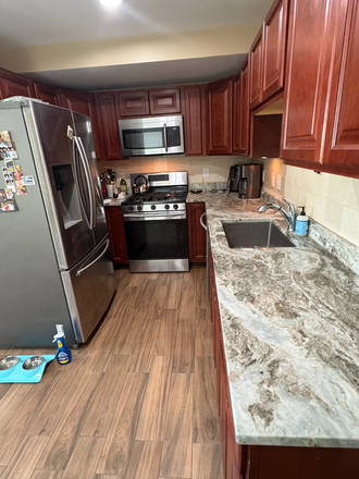 Kitchen - Granite counters and ample cabinet space - 298 Wickenden St Condo