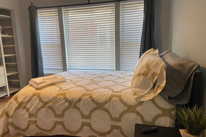 Front Bedroom with TV - 2 BR/1.5 BTH Townhouse Near Univ. of Baltimore Downtown