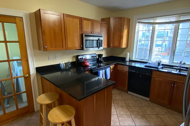 Call NOW for showings! 617-236-8600 - ALBION ST - *NO FEE* 3 FLR 5BR NEAR TUFTS FOR *9/1/2025* W/ LNDRY IN BLDNG, OFFICE, 2 BATH, YARD!