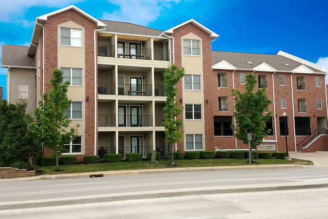 Exterior - Linwood (135 S River Rd) Apartments