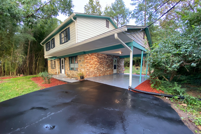 Closer outside view - Affordable Rooms in shared Student house, $590-$640,  5min drive (15 bike) from UMD campus!