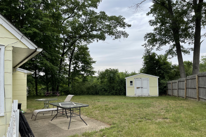 private back yard - 4 Bedroom House with Private Backyard