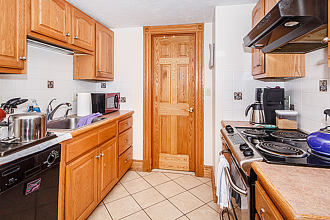 Kitchen - Myrtle St 3 Bed Beacon Hill Apartments