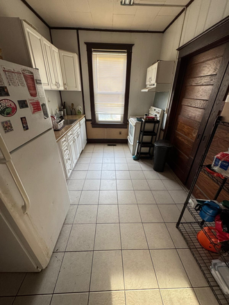 Kitchen - Semi-Furnished Room w/ Private Bath – 8 Min Walk to Campus, Next to Lidl Townhome