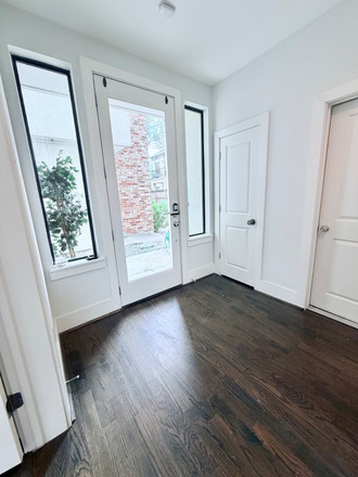Entry foyer - EaDo Home close to Campus