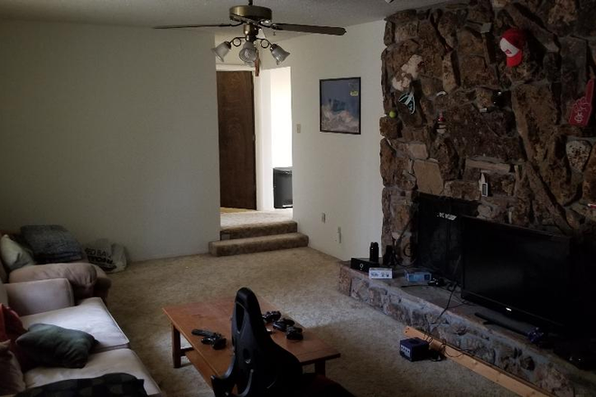 Living Room - 2129 N. 9th St. (1.5 blocks north of CMU campus & 3 blocks from St. Mary's Hospital) House