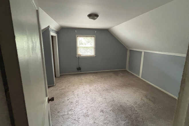 Room 1 - House/20 min drive to campus