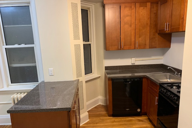 Call NOW for showings! 617-236-8600 - BEACON ST - *NO FEE* 2BR SPLIT FOR 3 PPL AVAIL *9/1/2025* W/ LNDRY IN BLDNG, H&HW INC, REAR DECK! Apartments