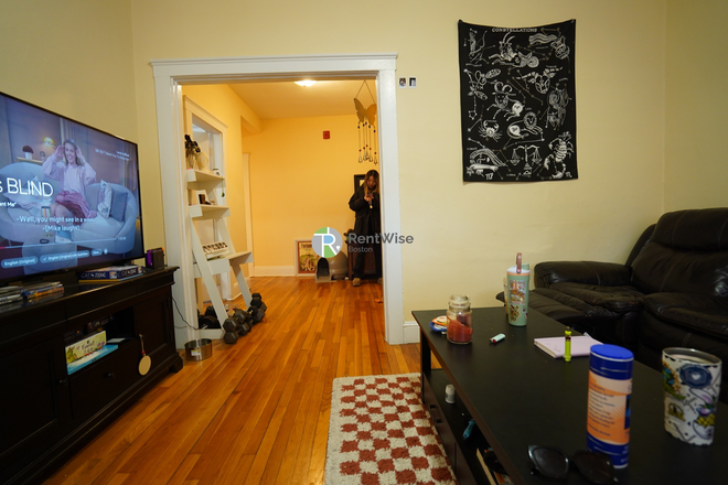 1 - SEPT 2026 | Brighton 2 Bed, 1 Bath | Porch, H/HW inc. | Grad Student OK | No Broker Fee! Apartments