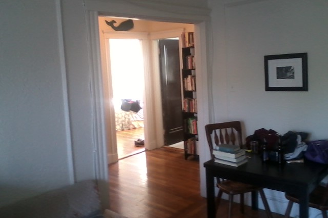 Hub Realty - Front facing 2 bedroom with breakfast nook, large livingroom, close to campus Apartments
