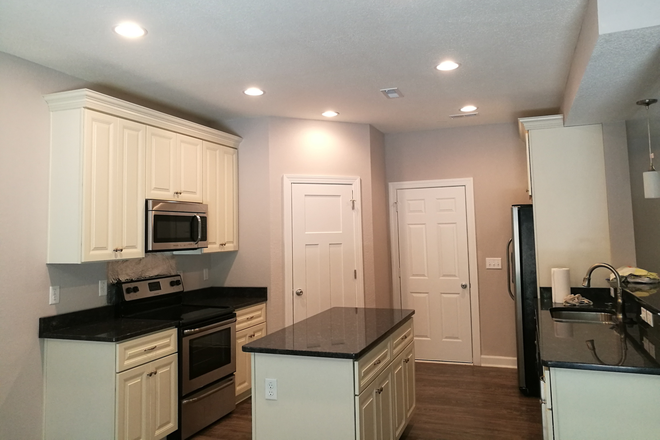 Kitchen - 1 bedroom is available, just a 3-minute walk from ODU. House