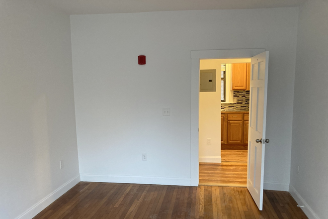 Bedroom - Just Renovated 2 Seapart rooms in Saint Stephen Next to Campus Apartments
