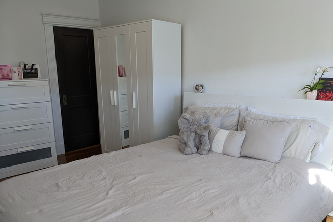 bedroom 2 - FEMALES ONLY- NO rental FEE- beautifully furnished room- heat/H2O incl.- clean/safe Apartments