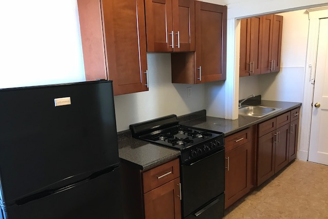 hubrealtyproperties.com - Front 2 bedroom split with renovated eat in kitchen and bathroom Apartments
