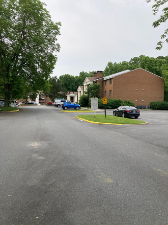 Parking - 3 Bedroom, 2 full bath unit in handy Governor's Square complex Condo
