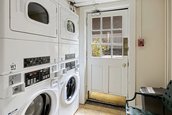Shared laundry facilities (washer/dryer) - FULLY FURNISHED 1 bedroom, 5 min from campus, 0 utility fees, top floor apt