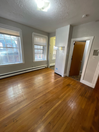 1 - SEPT 2026 – Beacon Hill Studio with Heat Included, Pet Friendly! Student OK! No Broker Fees!
