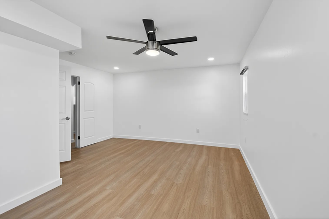 Room 1 - 2 Bed/1 Bath 0.4 miles from FAU! 20-minute walk from FAU campus. House