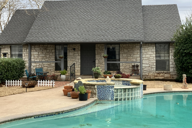 Front pic cottage - Quiet cozy cottage in Edmond near UCO (All utilities included) Apartments