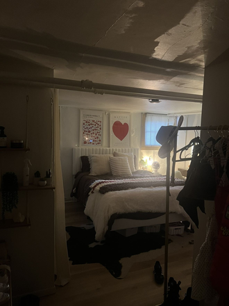 Spacious entry into room! - Move in, Great Hill location!! 10th St Sublease 2026 SPRING SEMESTER House