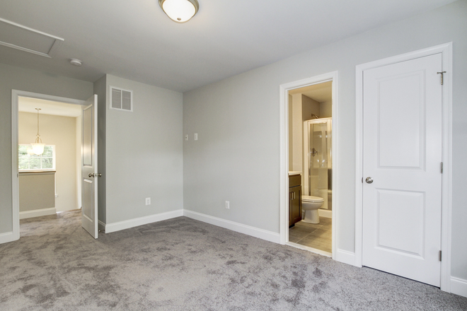 Bedroom - Private Bedroom with Private Bathroom Walk to Campus House