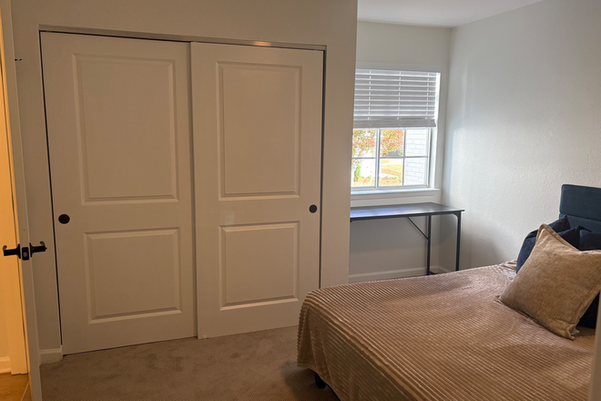 Bedroom 1 with Ensuite - Harper Flatts Condominium for rent - Close to Campus