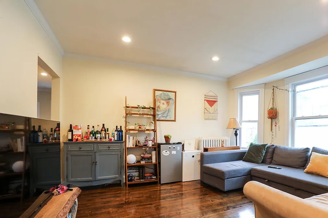 Living Room - 80 Wallingford Rd Sunny 2nd Floor Apartment Close to Campus