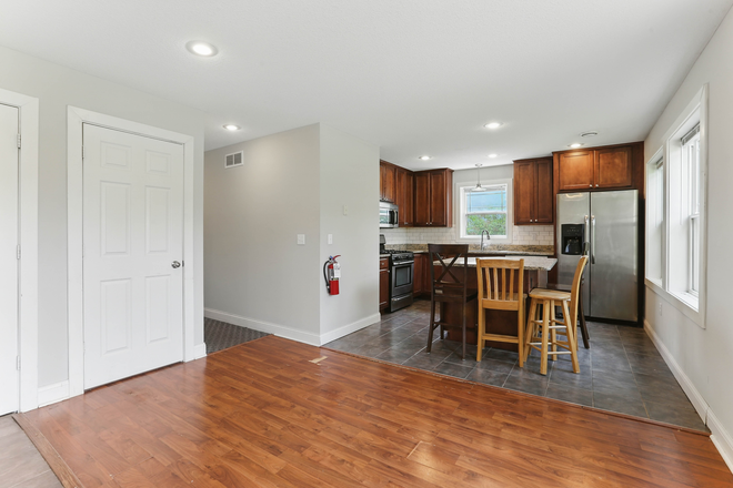 Kitchen - !!! 4 Bedroom 2 Bathroom House near University of St Thomas !!!
