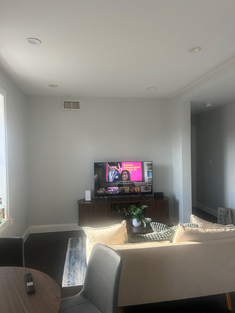 Living space - 4 Bedroom Apartment Close to Campus