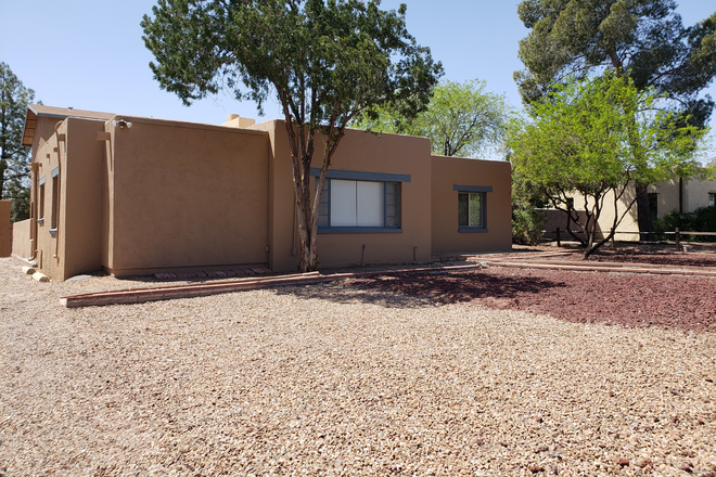 Plenty of parking!! - 4 Bedroom near UofA