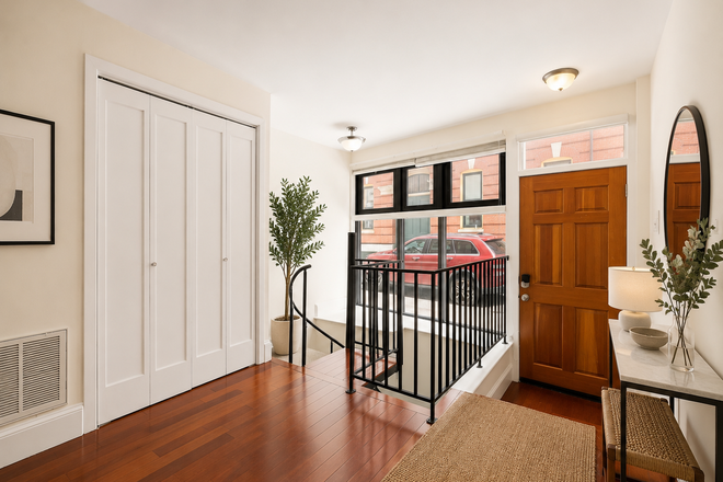 1 - North End Walk to Campus 2 level 1 bed Central Air, Laundry in unit 9/1 Apartments