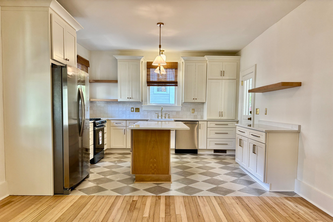 New stainless steel appliances, large kitchen island - Newly Remodeled-Walkable-10 min. to MUSC House