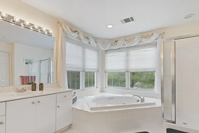 Master bathroom - Beautiful townhome in Pikesville