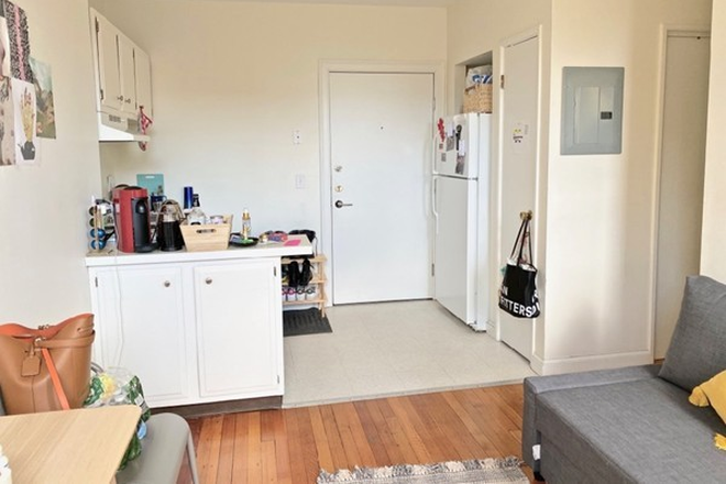 - - Close to Campus!! Spacious 1 bed w/ Heat & Hot Water Incld, Laundry in Building Apartments