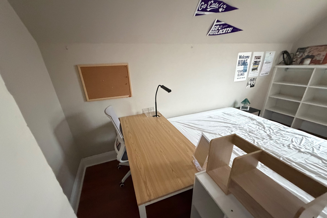 Bedroom desk - Room Close to Campus Duplex