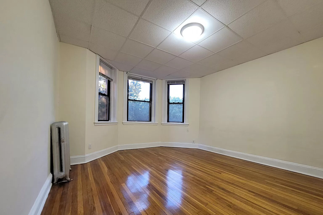 Call NOW for showings! 617-236-8550 - RIVERWAY - *HALF FEE* 1BR/1BA *AVAIL NOW!* W/ H&HW INC, BAY WINDOW, LNDRY IN BLDNG, RENTAL PRKNG! Apartments