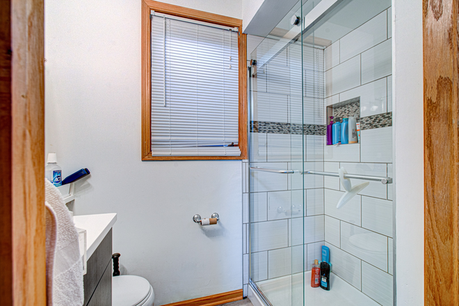 830 S Claremont 3rd Floor Bathroom - UIC/Rush Medical/DePaul Students Large 3 Bed 2 Bath Apartment