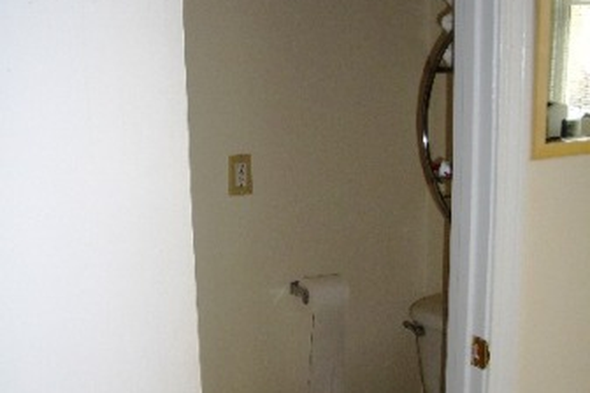 toilet - 65 Inman St (furnished) Harvard/MIT/MGH/Longwood post-doc house