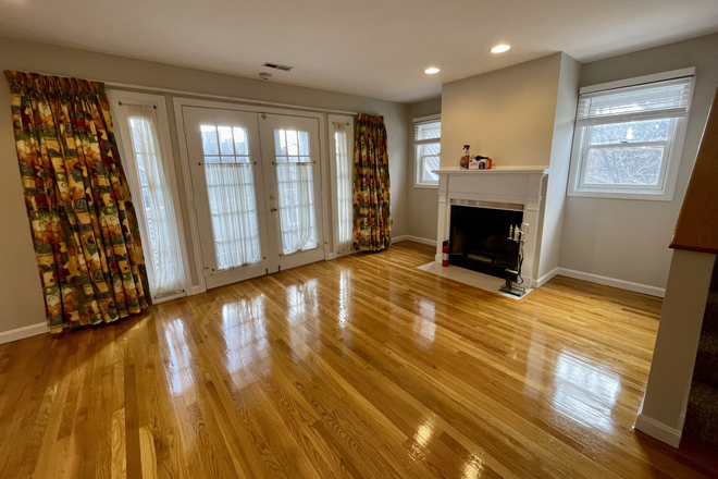 living room - Massive 4 bed/2.5 bath townhouse available now