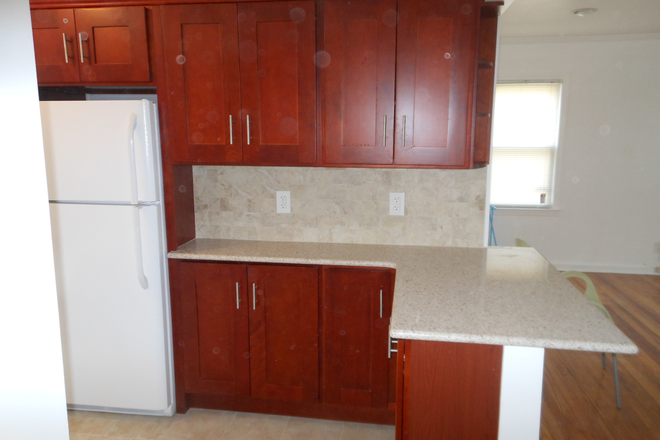 Kitchen & Breakfast Bar - 1153 Pembroke St - 5 Bedroom - Available today - May 26 2022