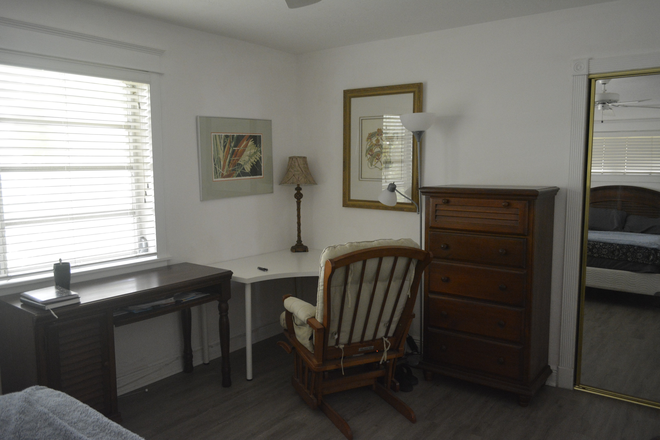 study desk and chair and lots of closet space - Killian Greens House
