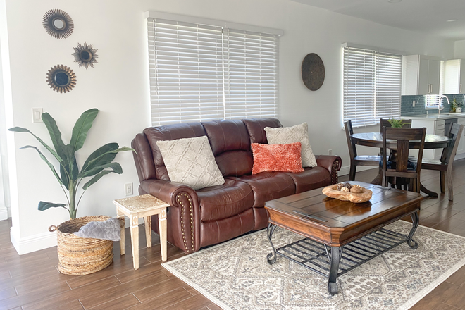 Living room - Cottage close to coral gables campus House