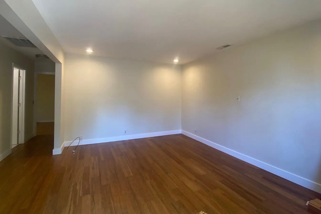 living room - 2 br, 1 ba - Duplex on  dead-end street at Shelby Park and Golf Course Duplex