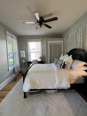 View of room from the door. - Large Room with Private Bath – Central Hill Location (Spring Sublease) House