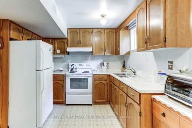 kitchen - 2 furnished bedrooms available specifically for female students near the UofT Scarborough campus.