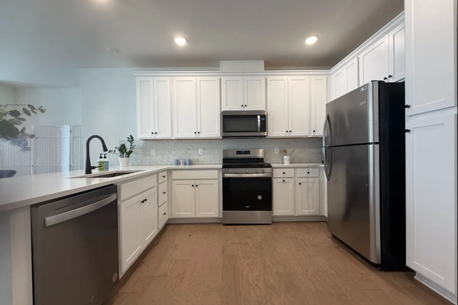 Full Kitchen include Fridge, Disher Washer & Stove - Furnished room in shared thome-Parker Blvd-Princeton Junction