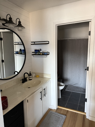 Master Bathroom - 2BR Condo a short walk from Hospital & College of Dentistry