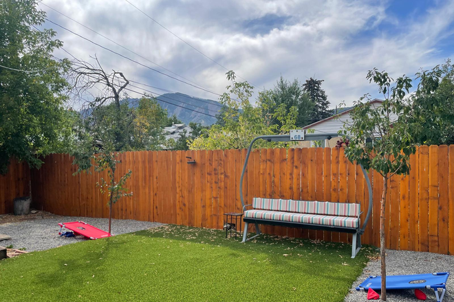 yard - Exceptional house near campus