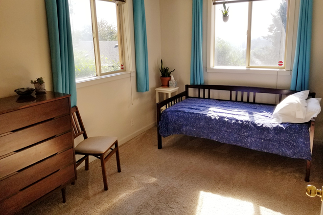 Private bedroom - Bright Private BR in Quiet House with Hilltop Views