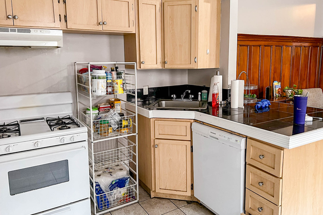Call NOW for showings! 617-236-8550 - COMM AVE - PACKARDS CRNR 4BR DUPLEX FOR *9/1/2025* W/ 2 BATH, RNTL PRKNG, H&HW INC, LNDRY IN BLDNG! Apartments